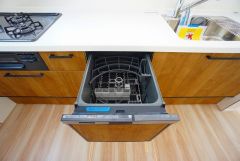 家事の時間が短縮できる食器洗浄乾燥機付。後片付けもラクラクです。 食器を洗う手間が減るので家族とのコミュニケーションの時間や自分の時間が増えますね。