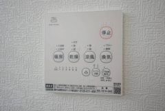 雨の日の洗濯も安心できる浴室暖房乾燥機付き浴室。リモコンで操作もボタン1つで簡単。 浴室暖房乾燥機には、暖房、乾燥、涼風、換気の4つの機能が付いています。タイマー付きです。