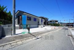 前面道路東側4ｍ、北側6.27ｍ。 北側は車の離合もスムーズにできます＾＾ 10年間の瑕疵保証が付いた安心の新築戸建。最新の設備で気持ちの良い新生活を送りませんか。