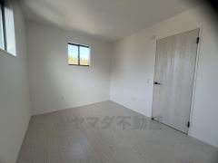 木目調のシンプルデザインで落ち着きと安らぎの空間に仕上げています。各部屋に収納が完備されているので、お荷物が多くなっても安心の設計です。