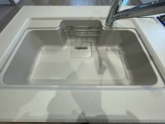 広々とした凸型シンクに洗剤ポケットを標準装備。大きなお鍋など洗いやすいです。洗剤や石鹸、スポンジもすっきりできる収納付き。