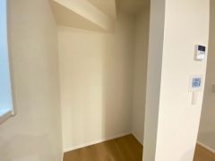 キッチン横にはパントリー。食料などを保管できるので、キッチン周りがスッキリしますね＾＾