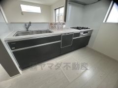 対面式カウンターキッチンでお子様の様子が見守れます。カウンタートップは耐熱性に優れており、日ごろのお掃除もふき取るだけでＯＫ。ステンレスシンクも簡単にお掃除できますよ。