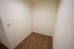 同仕様写真。収納力豊富なファミリークローク付き。洋服や小物などを1箇所にまとめて美しい収納を実現します。
