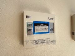 キッチン横からお湯張り、追い炊き、足し湯がボタン一つで楽々操作できる給湯機リモコンです＾＾忙しい夕飯の準備の時間帯に重宝しますね。