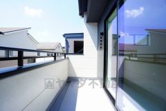 お洗濯物を干すスペースとしても十分な広さがあります。  お天気の良い日はお洗濯物がよく乾きそうな日当たり良好のバルコニー
