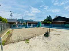 イオンモール福岡まで車で約10分（3.1ｋｍ）映画鑑賞やショッピングを楽しめます。スーパー・コンビニ徒歩4分。