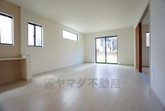 大きな窓のあるリビングは、陽光あふれる明るい空間です。居心地良く、ご家族皆がゆったり寛げる憩いの空間となりそうです。