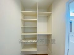 便利な洗面室収納。散らかりがちなバスタオルや清掃用品、化粧品や予備のシャンプー等もきれいに整頓できますね。