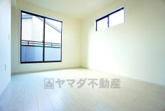 2面採光を確保した明るい室内は、風通しも良く、大変居心地の良い空間となっております。爽やかな風を感じて起きる朝は、快適生活の始まりに。