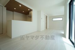 大きな窓のあるリビングは、陽光あふれる明るい空間です。居心地良く、ご家族皆がゆったり寛げる憩いの空間となりそうです。