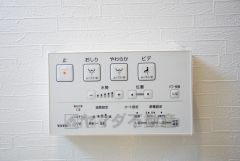 同仕様写真。壁リモコンタイプのウォシュレット付き。すっきりした見た目で、トイレ奥の掃除もしやすいです。