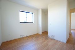 クローゼットを設置しています。窓には断熱性・保温性にすぐれ、省エネ効果のあるペアガラスを採用。冬には結露を防止します。