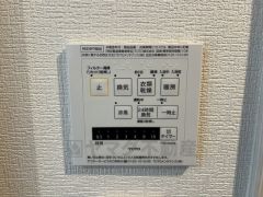 浴室暖房乾燥機には、暖房、乾燥、涼風、換気の4つの機能が付いています。タイマー付きです。
