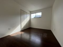 明るい洋室です。ナチュラル色のフローリングで開放的な優しい雰囲気になっています＾＾ベッドや机、ＴＶを置いてもゆとりのある広さです。