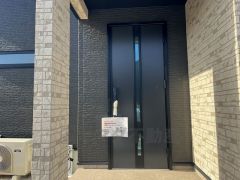 ブラックトーンの玄関扉＾＾外壁とマッチングしていてかっこいいですね＾＾家の顔となる玄関扉がかっこいいと、たくさんの人を招き入れたくなりますね＾＾