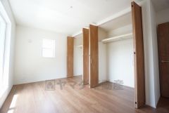 住む人のこだわりを活かす洋室＾＾日当たりがよく、寝室としての利用もおすすめ。広めのクローゼットもあり荷物もすっきり片付けれ、ゆとりのある暮らしが出来ます＾＾