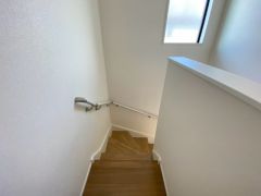 ご年配の方でも安心できる、手すり付き階段です＾＾段差も低めで設定されてますので安全性にも優れてますね＾＾