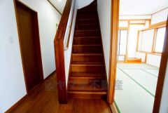 ご年配の方でも安心できる、手すり付き階段です＾＾段差も低めで設定されてますので安全性にも優れてますね＾＾