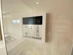 キッチン横からお湯張り、追い炊き、足し湯がボタン一つで楽々操作できる給湯機リモコンです＾＾忙しい夕飯の準備の時間帯に重宝しますね。