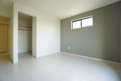 住む人のこだわりを活かす洋室＾＾日当たりがよく、寝室としての利用もおすすめ。広めのクローゼットもあり荷物もすっきり片付けれ、ゆとりのある暮らしが出来ます＾＾