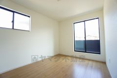 2面採光を確保した明るい室内は、風通しも良く、大変居心地の良い空間となっております。爽やかな風を感じて起きる朝は、快適生活の始まりに。