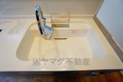 同仕様写真。広々とした凸型シンクに洗剤ポケットを標準装備。大きなお鍋など洗いやすいです。洗剤や石鹸、スポンジもすっきりできる収納付き。