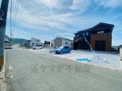 前面道路は約6ｍと駐車や離合もスムーズです＾＾ 大型車両の通行も少なく小さなお子様がいるご家庭でも安心です＾＾