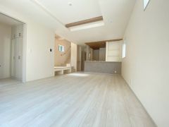 大きな窓のあるリビングは、陽光あふれる明るい空間です。居心地良く、ご家族皆がゆったり寛げる憩いの空間となりそうです。
