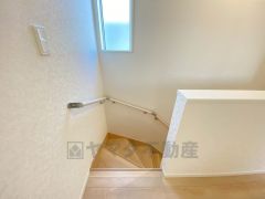 ご年配の方でも安心できる、手すり付き階段です＾＾段差も低めで設定されてますので安全性にも優れてますね＾＾