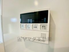 キッチン横からお湯張り、追い炊き、足し湯がボタン一つで楽々操作できる給湯機リモコンです。忙しい夕飯準備の時間帯に重宝しますね。