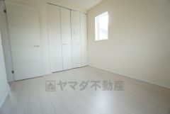 全居室にはたっぷり収納できる大型クローゼットを設置しています。窓には断熱性・保温性にすぐれ、省エネ効果のあるペアガラスを採用。冬には結露を防止します。