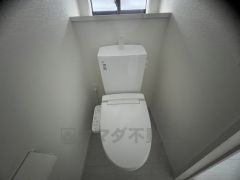 温水洗浄機付トイレです。節水機能もあるので、安心して使えますね。もちろん、1階2階の2ヶ所にトイレがあるので、忙しい朝にもゆとりができますね。