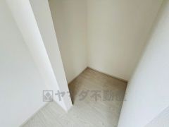 収納力豊富なウォークインクローゼット付き。洋服や小物などを1箇所にまとめて美しい収納を実現します。