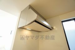 調理により発生する油煙や臭いを吸い込み、屋外へ排気してくれます。