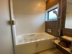 1日の疲れを癒すくつろぎのバスルーム。足を伸ばしてもゆったりと入れるサイズです。お子様と一緒にお風呂に入っても狭くないですね^^