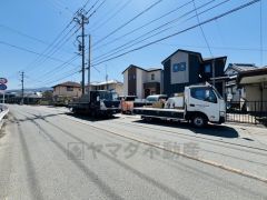 前面道路は8ｍと広々。 駐車がスムーズにできます＾＾ カースペースは停めやすい並列駐車2台付きです。