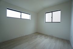 2面採光を確保した明るい室内は、風通しも良く、大変居心地の良い空間となっております。爽やかな風を感じて起きる朝は、快適生活の始まりに。
