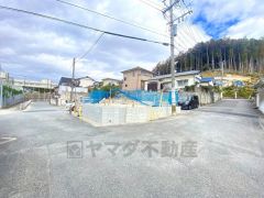 前面道路は公道南側約5.9ｍ。幅広いため車の離合や駐車がスムーズです＾＾