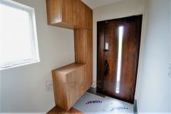 同仕様写真。たっぷり収納できるシューズボックスです。家族全員の靴がきれいに整頓できます。棚の上にお花や写真を飾っても良いですね。