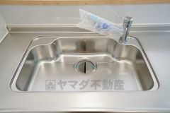 同仕様写真。広々とした凸型シンクに洗剤ポケットを標準装備。大きなお鍋など洗いやすいです。洗剤や石鹸、スポンジもすっきりできる収納付き。