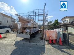 市場小学校まで徒歩約17分（約1.3ｋｍ）。お気に入りの家具とインテリアでステキな部屋を作りましょう＾＾