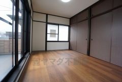 住む人のこだわりを活かす洋室＾＾日当たりがよく、寝室としての利用もおすすめ。広めのクローゼットもあり荷物もすっきり片付けれ、ゆとりのある暮らしが出来ます＾＾