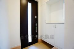 同仕様写真。たっぷり収納できるシューズボックスです。家族全員の靴がきれいに整頓できます。棚の上にお花や写真を飾っても良いですね。