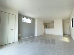 家族が集まる開放的なリビング。約18帖の大空間で毎日のお食事が楽しみです＾＾思い思いの時間を過ごしたり、家族みんなで食事をしたり、素敵な団らんの場になりますね。
