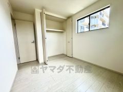 暖かい日差しが差し込む洋室。たっぷり収納できるクローゼット付きでお部屋の中をすっきりと快適に保てます。