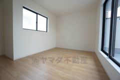 住む人のこだわりを活かす洋室＾＾日当たりがよく、寝室としての利用もおすすめ。広めのクローゼットもあり荷物もすっきり片付けれ、ゆとりのある暮らしが出来ます＾＾