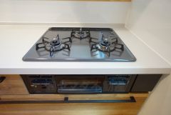 同時にたくさんの料理が調理できる3口コンロ。長時間熱を通しておきたい煮込み料理を作りながら、炒め物など同時進行で進められます。