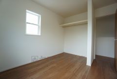 明るい洋室です。ナチュラル色のフローリングで開放的な優しい雰囲気になっています＾＾ベッドや机、ＴＶを置いてもゆとりのある広さです。