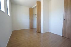 木目調のシンプルデザインで落ち着きと安らぎの空間に仕上げています。各部屋に収納が完備されているので、お荷物が多くなっても安心の設計です。